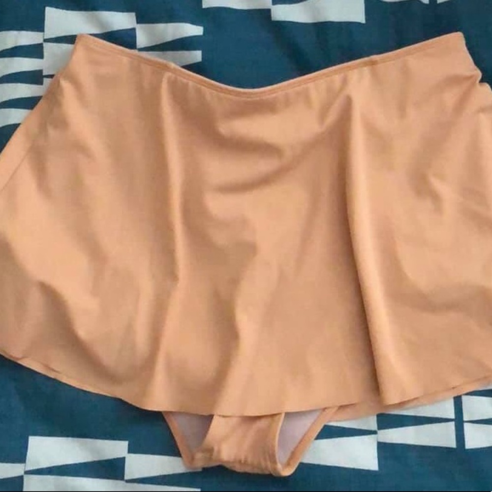Kortni Jeane Who Wears Short Skirt M